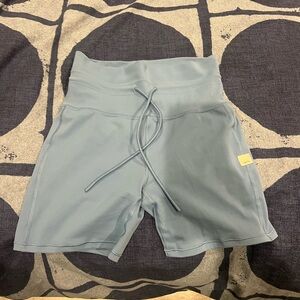 Woman’s Vuori daily tie shorts